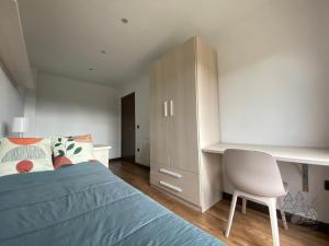 ein Schlafzimmer mit einem Bett, einem Schreibtisch und einem Stuhl in der Unterkunft EL DESCANSO DE PINARES - VuT en Huerta de Rey in Huerta del Rey