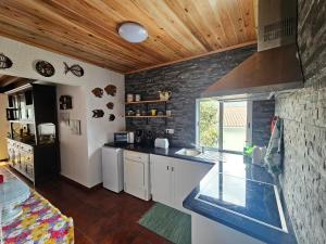 Kuchyň nebo kuchyňský kout v ubytování Paradise House Furnas + 13 fotografií