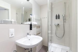 Ένα μπάνιο στο Candlewood Suites Fürth by IHG +104 φωτογραφίες