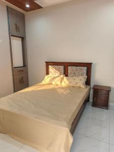 En eller flere senge i et værelse på Marhaba Guest House