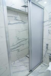 Koupelna v ubytování Cozy Studio Retreat + 15 fotografií