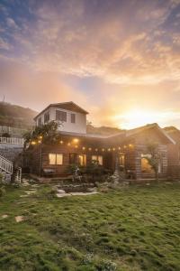 Východ nebo západ slunce při pohledu z vily nebo okolí