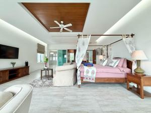 Televiisor ja/või meelelahutuskeskus majutusasutuses Kamala Seaview Villa - 3 BR Private Pool Villa