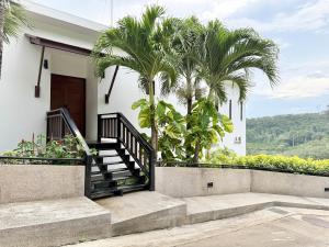 Aed väljaspool majutusasutust Kamala Seaview Villa - 3 BR Private Pool Villa