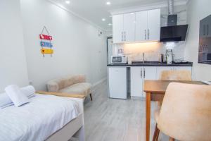 Kuchyň nebo kuchyňský kout v ubytování Cozy Studio Retreat