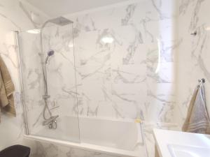 Koupelna v ubytování Duplex moderne, chaleureux au calme à Toison d'or + 13 fotografií