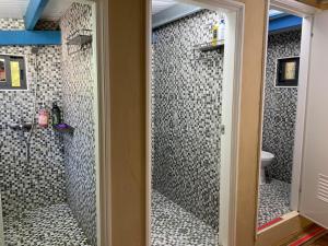 ein Badezimmer mit Glasdusche und Toilette in der Unterkunft 九份山海灣民宿 I 近老街 l 海景檜木房 in Jiufen + 84 Fotos