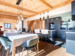 eine Küche und ein Esszimmer mit Tisch und Stühlen in der Unterkunft 4, 9 pers, spa intérieur, 210 m pistes, 4 chambres, vue montagne - FR-1-304-285 in La Clusaz + 9 Fotos
