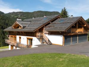 ein großes Holzhaus mit einem Gamer-Dach in der Unterkunft Duplex 4★, 8 pers, cheminée, proche pistes - FR-1-304-295 in La Clusaz