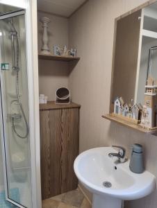 Ένα μπάνιο στο Seton Sands Holiday Village GULLANE 5 free Wifi