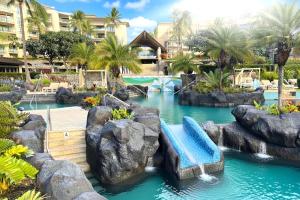 HonokahuaOcean View Grand Residences at Montage by KBM Resorts的度假村的水上滑梯,带游泳池