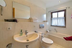 ein Badezimmer mit Waschbecken, Toilette und Spiegel in der Unterkunft Seydel -570- in Klais