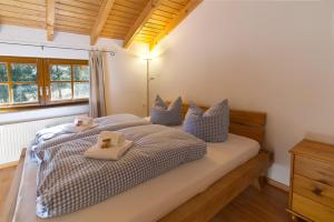 ein Schlafzimmer mit einem Bett mit zwei Handtüchern darauf in der Unterkunft Seydel -570- in Klais