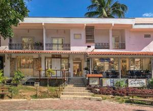 a house with a palm tree in front of it at Estúdio Estiloso em Morro de São Paulo Perto Praia in Morro de São Paulo