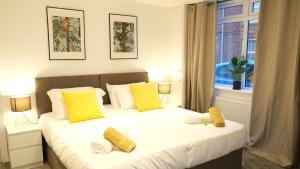 Voodi või voodid majutusasutuse 2 Adjoining Spacious Homes w Garden - Sleeps 14 toas