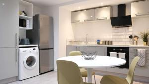 Köök või kööginurk majutusasutuses 2 Adjoining Spacious Homes w Garden - Sleeps 14