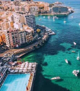 eine Luftaufnahme eines Hafens mit Booten im Wasser in der Unterkunft Stylish Two Bedroom Two Bathrooms Flat at The Promenade Tigne Jo1 in Il-Gżira taʼ Forti Manoel + 31 Fotos