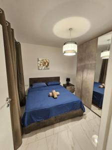 ein Schlafzimmer mit einem Teddybär, der auf einem Bett liegt in der Unterkunft Stylish Two Bedroom Two Bathrooms Flat at The Promenade Tigne Jo1 in Il-Gżira taʼ Forti Manoel