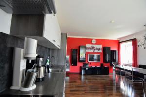 eine Küche mit roten Wänden und ein Esszimmer in der Unterkunft Bauernhof erleben Stilvolle 120 m Ferienwohnung im Mostviertel in Kniebichl