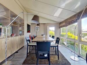 ein Esszimmer mit Tisch und Stühlen in der Unterkunft ibis Vannes in Vannes