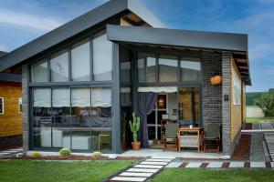 Budova, kde se kemp nachází