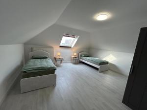 Ένα ή περισσότερα κρεβάτια σε δωμάτιο στο BJM Sage Loft Heusenstamm 1OG