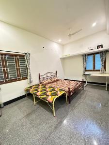 Una cama o camas en una habitación de Bhargavi homes