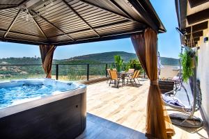 ein Whirlpool auf der Terrasse eines Hauses in der Unterkunft לנפוש עם הנוף in Kefar H̱ananya
