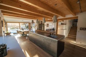 Una cocina grande con fregadero y encimera. en Chalet Sendlhofer, en Bad Hofgastein