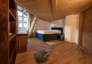 1 dormitorio con cama y escalera en Chalet Sendlhofer, en Bad Hofgastein