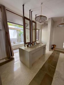 une salle de bain avec un grand lavabo et une grande fenêtre dans l'établissement Maya kobe Beachfront Retreat Kilifi, à Kilifi 38 autres photos