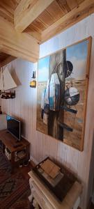 een woonkamer met een schilderij aan de muur bij Belle Villa Familiale entre Agapanthes et Bambous in Lège-Cap-Ferret +13 foto's