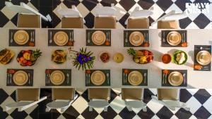 Una vista aérea de una mesa con platos de comida. en StayVista at Mudra Tattva - Pvt Pool,Lawn,Jacuzzi 2BR Luxury Rooms, en Suntikoppa