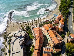 滨海圣洛伦佐Casa Selù a 100 mt dal mare的鸟瞰海滩与建筑物和海洋