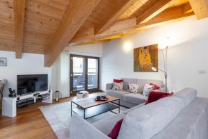 una sala de estar con un sofá y una mesa en Luna, en Seefeld in Tirol