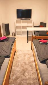 Televiisor ja/või meelelahutuskeskus majutusasutuses MK-Zimmervermietung Neumünster Einfeld