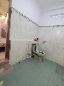 a bathroom with a green toilet in a room at Vista bella in Tangalle