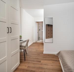 a bedroom with a desk and a mirror on the wall at Cozy 9 in Hamburg