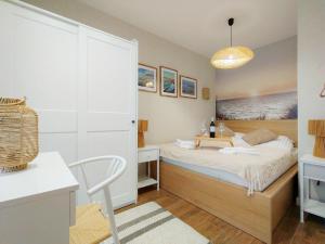 a bedroom with a bed and a desk and a chair at Na Pokładzie e-apart in Jastrzębia Góra