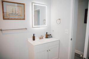 Koupelna v ubytování Seas the Day Family Retreat Rehoboth & Lewes + 26 fotografií