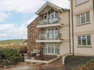 una foto di una casa con balcone di 8 Thurlestone Rock a Hope Cove