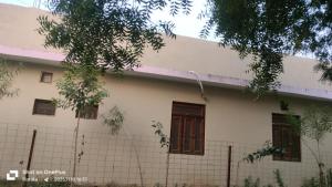 - un bâtiment blanc avec des fenêtres sur le côté dans l'établissement Anandam Stays, à Vagator