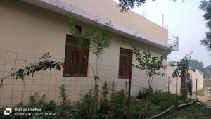 une maison avec des fenêtres sur le côté dans l'établissement Anandam Stays, à Vagator