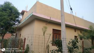 une maison avec une clôture devant dans l'établissement Anandam Stays, à Vagator