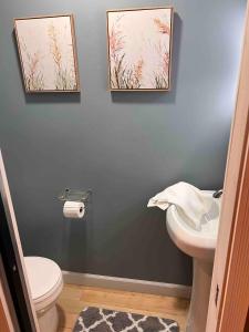 Koupelna v ubytování Naples Wine Country 5BR Hot Tub Close to Bristol Mountain Skiing + 64 fotografií