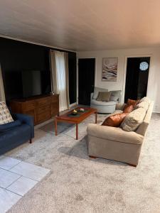 Posezení v ubytování Naples Wine Country 5BR Hot Tub Close to Bristol Mountain Skiing