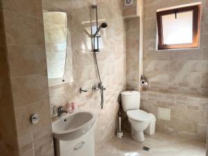 ein Badezimmer mit Toilette, Waschbecken und Dusche in der Unterkunft Къща за гости Беглик таш 3 in Primorsko + 18 Fotos