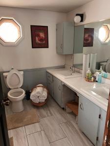 Koupelna v ubytování Naples Wine Country 5BR Hot Tub Close to Bristol Mountain Skiing