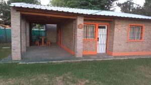 ein kleines Backsteingebäude mit einem Tisch darin in der Unterkunft Cabañas en Oliveros in Oliveros + 2 Fotos