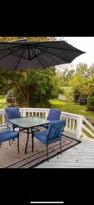 une table et des chaises avec un parasol sur une terrasse dans l'établissement Naples Wine Country 5BR Hot Tub Close to Bristol Mountain Skiing, à Naples 64 autres photos